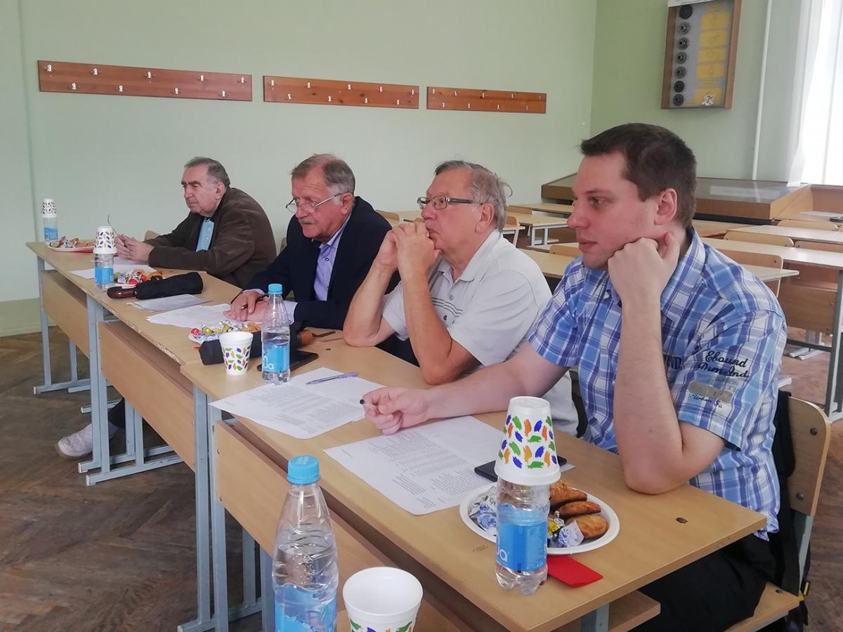 Председатель и ГЭК № 2 слушают доклад дипломника